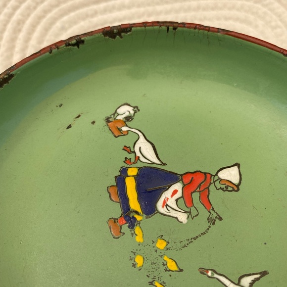 Vintage enamel tin small plate- made in Czechoslovakia- Girl feeding ducks/geese - Picture 3 of 12